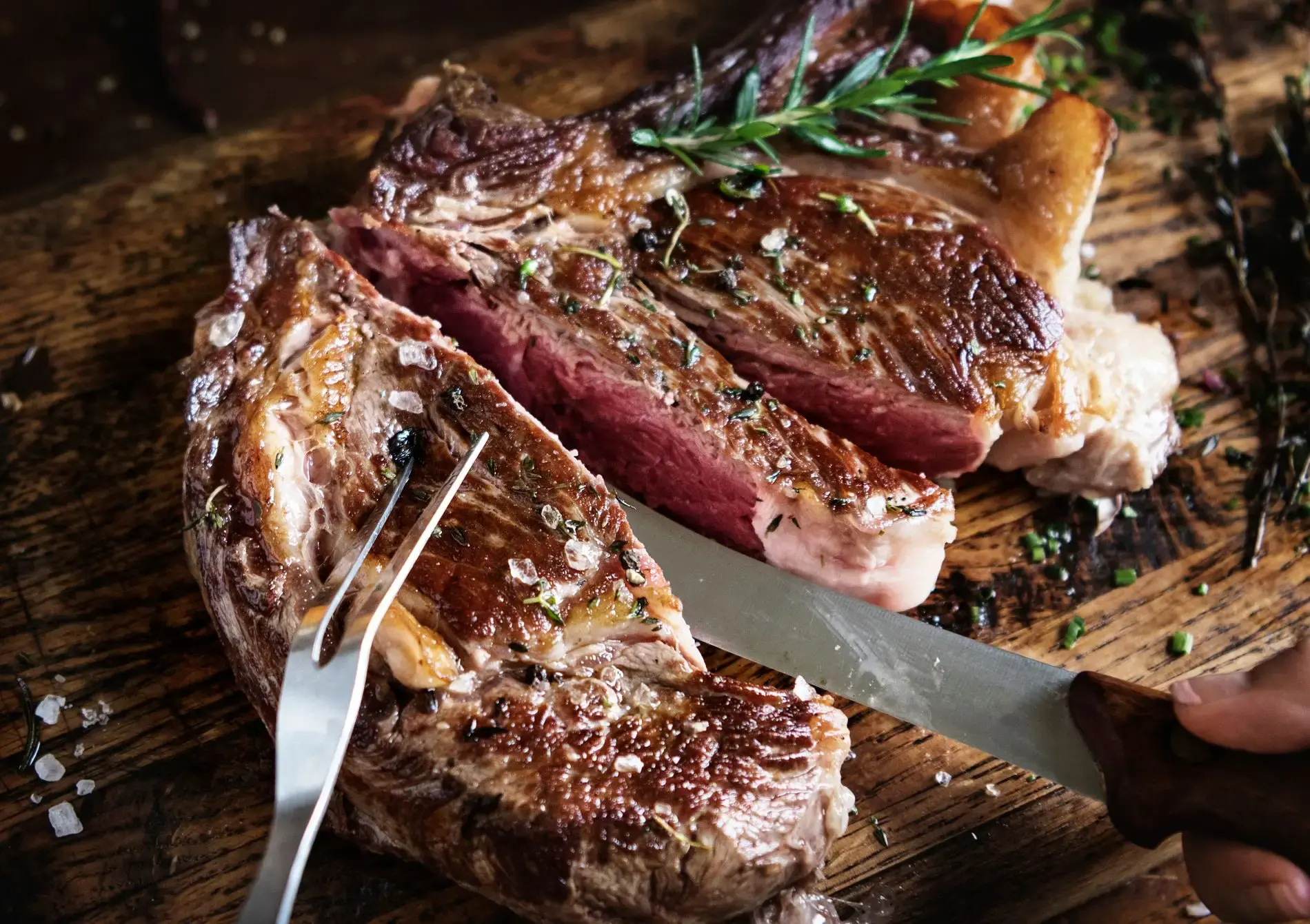 Fleisch passt nicht nur in die Pfanne. Entdecken Sie 6 Methoden für das perfekte Steak